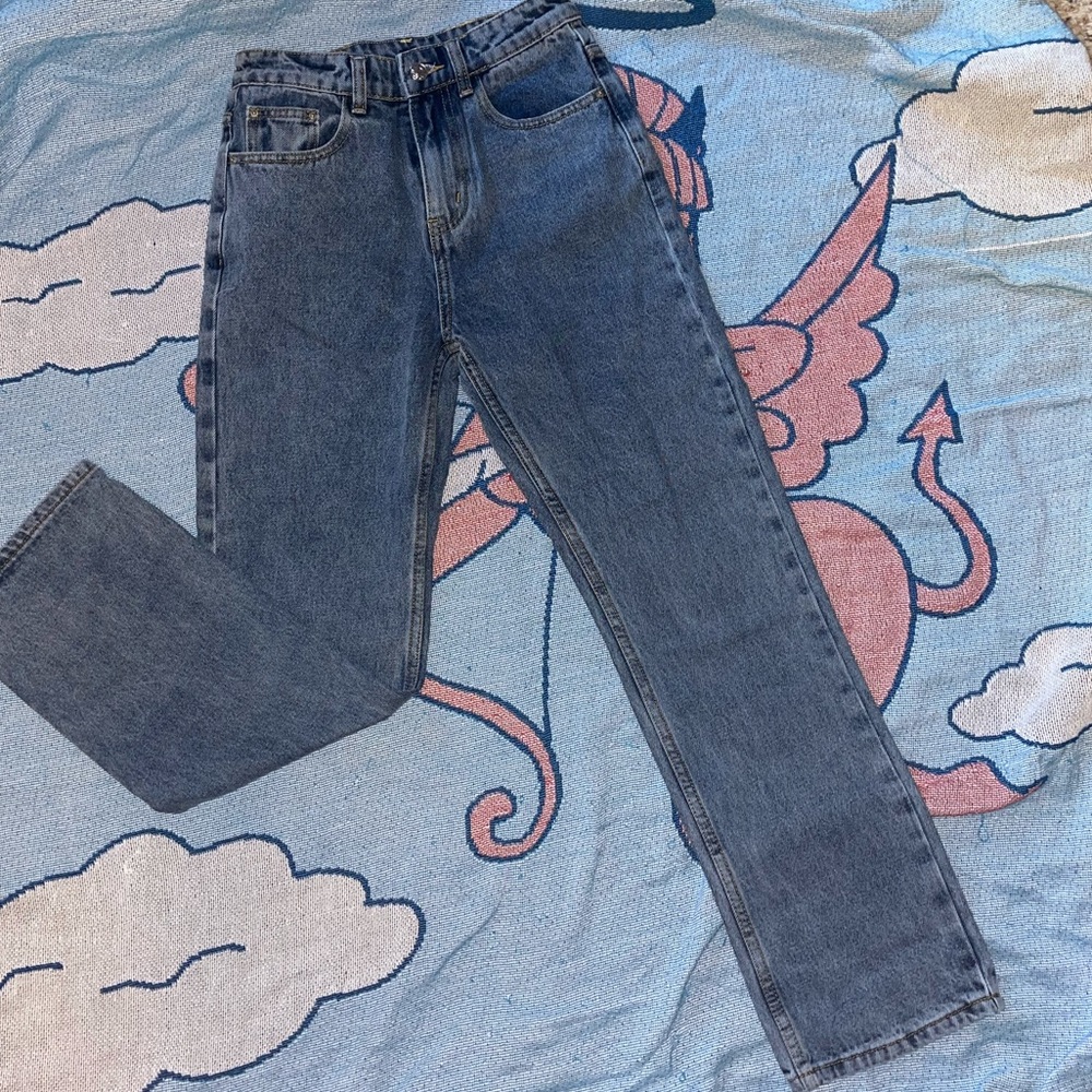Light wash mom jeans